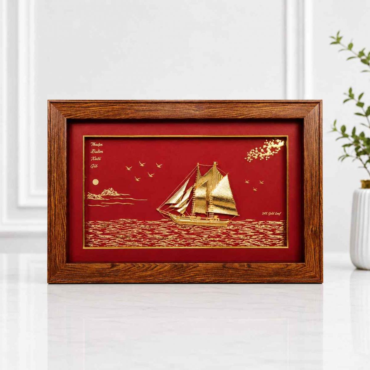 Tranh Thuận Buồm Xuôi Gió mạ vàng khung gỗ nền đỏ sang trọng